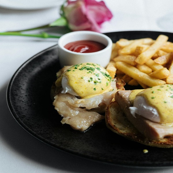 https://www.pexels.com/photo/eggs-benedict-with-french-fries-and-salad-dressing-5677347/ 