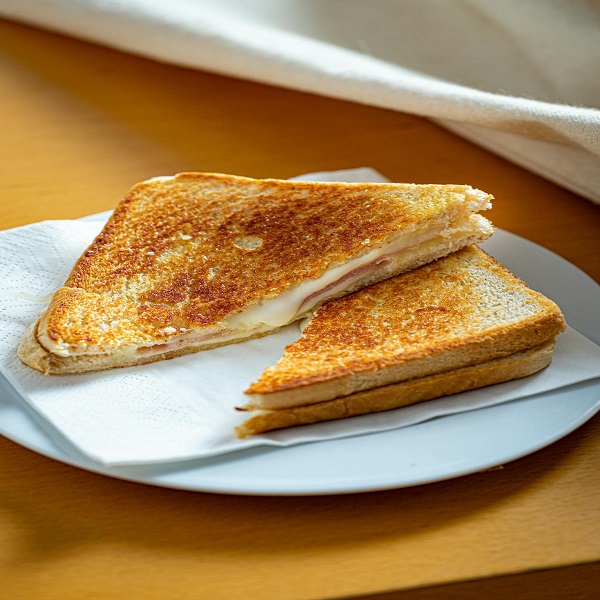 https://www.pexels.com/photo/grilled-cheese-on-a-plate-14941252/